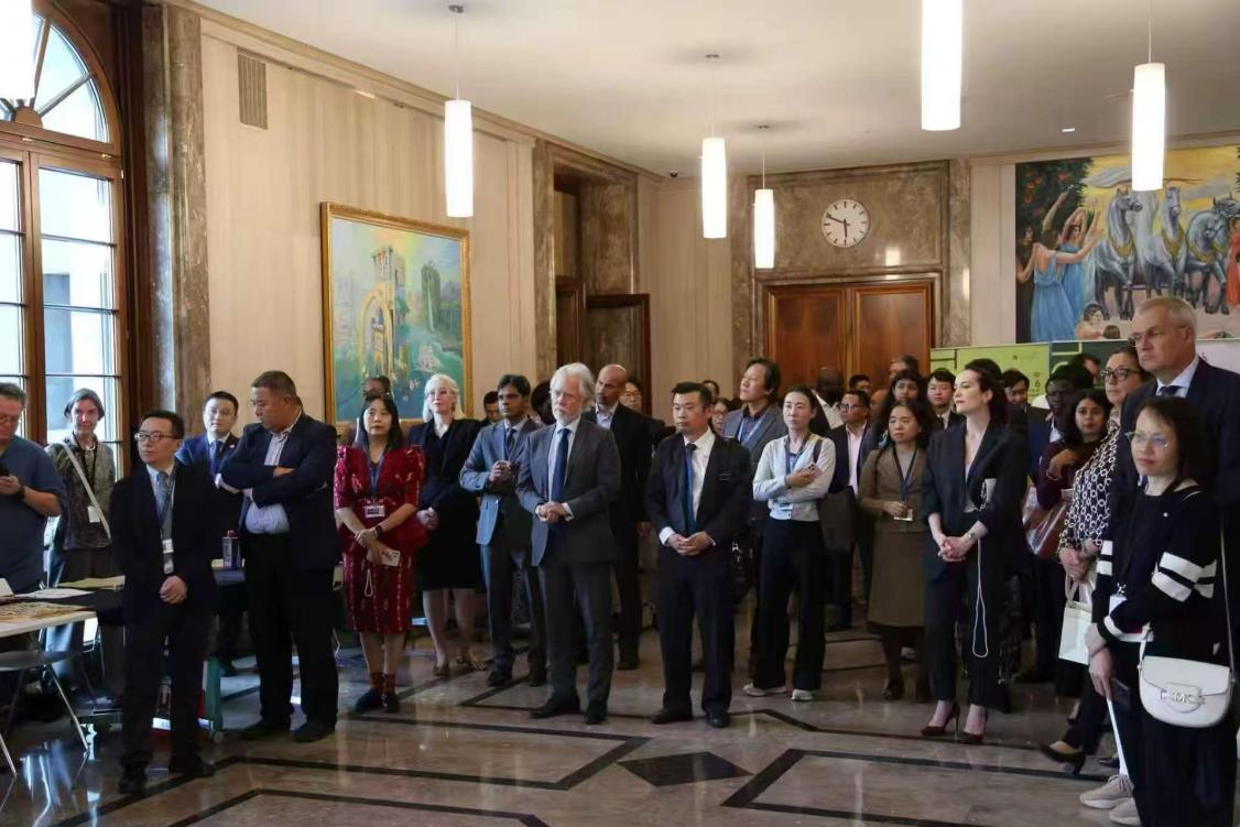 国际商务人士在WTO总部场地内交流洽谈